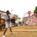 花籠演舞　拍子木を掲げる担ぎ手さん