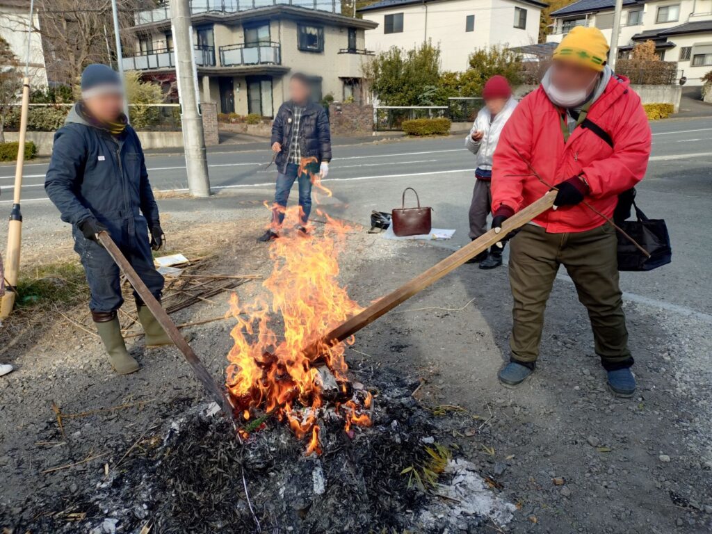 どんど焼きを行う滝ヶ谷戸自治会の皆様