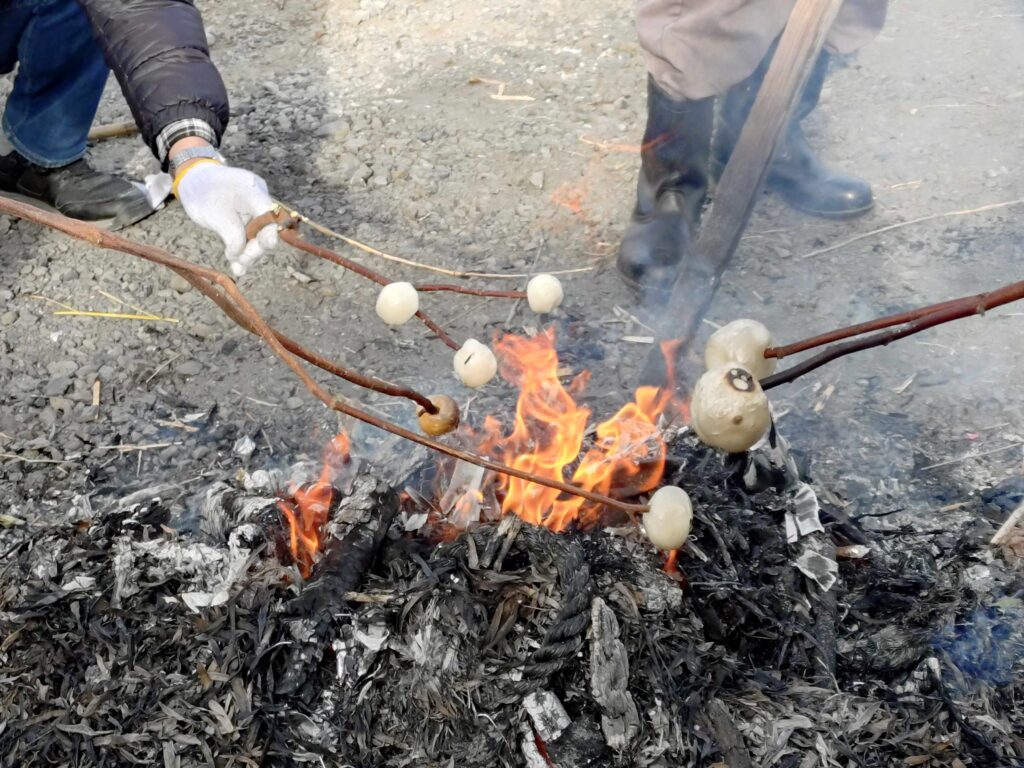 どんど焼きでお団子を焼く様子