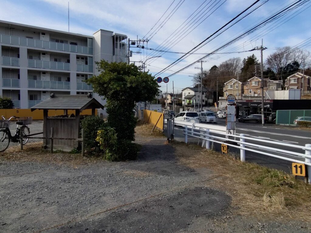 池辺白ゆり幼稚園　駐車場にある小さな祠。道路に対して斜めに建っています。