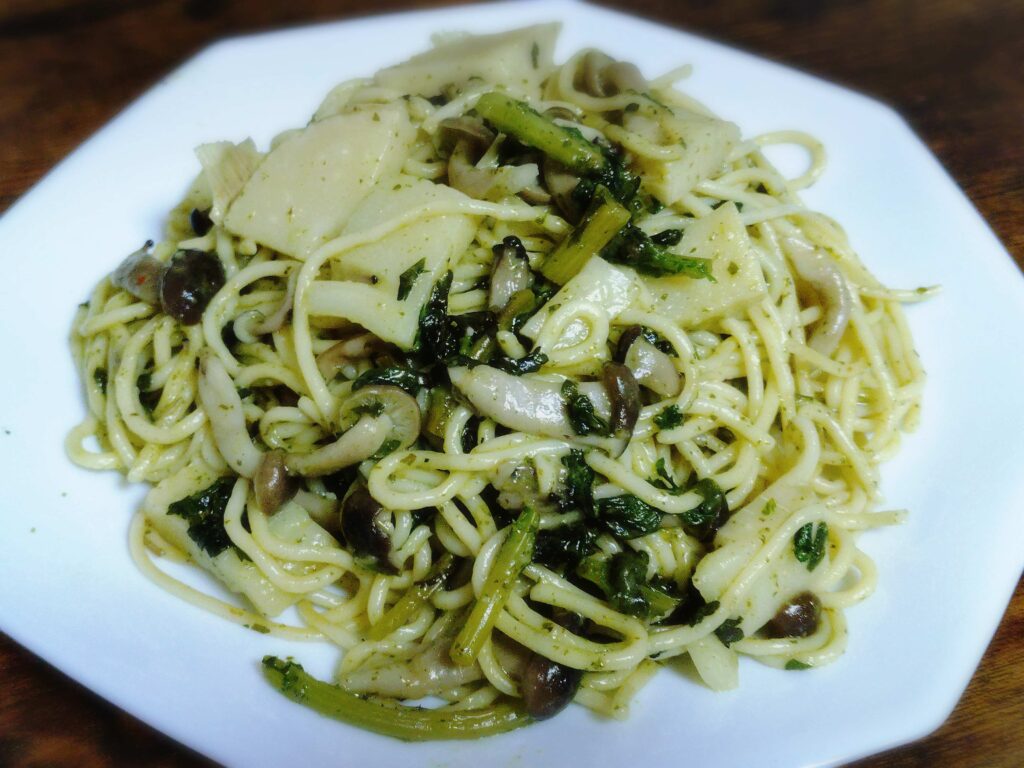 タケノコと春菊、ぶなしめじのジェノベーゼパスタ