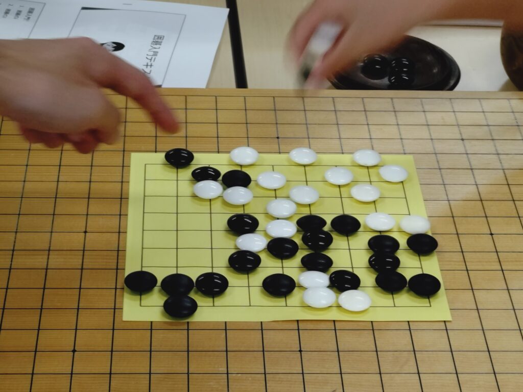 子供たちが打っている囲碁の盤面の写真