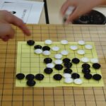子供たちが打っている囲碁の盤面の写真