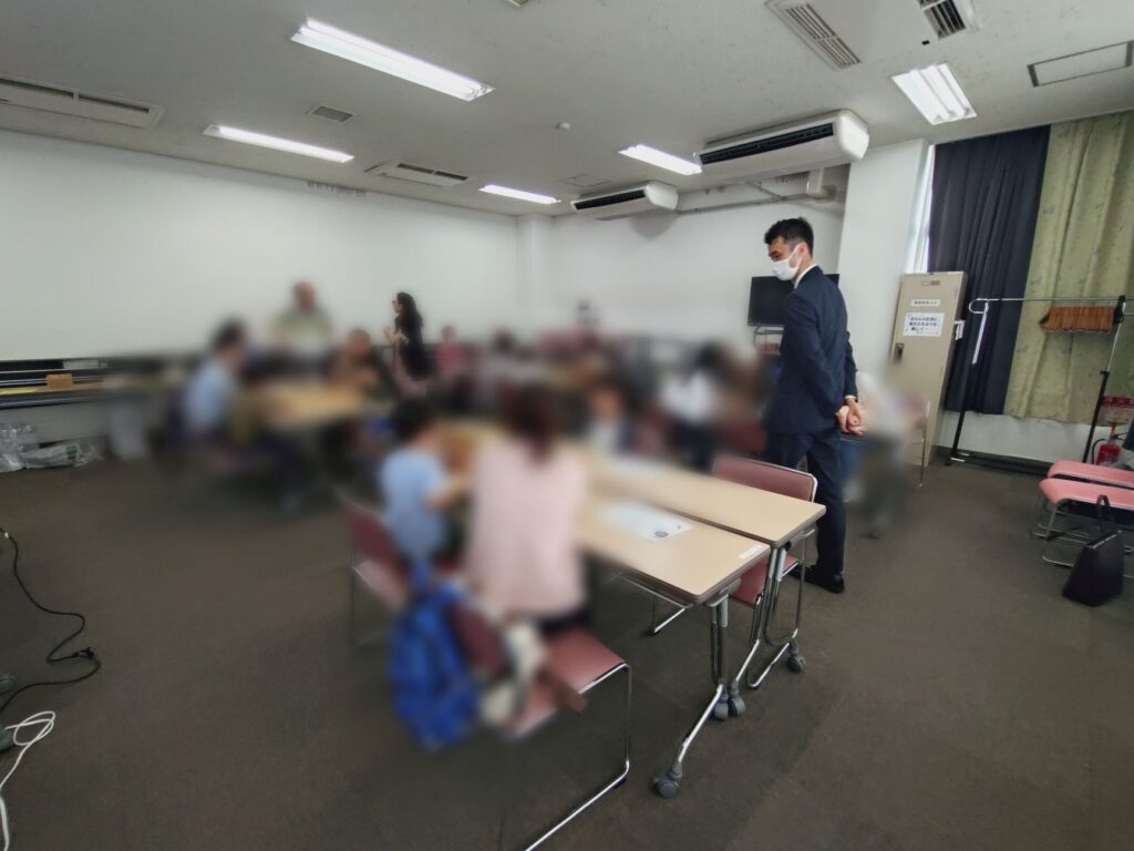 参加者同士で対戦する様子を眺めるサカス編集長