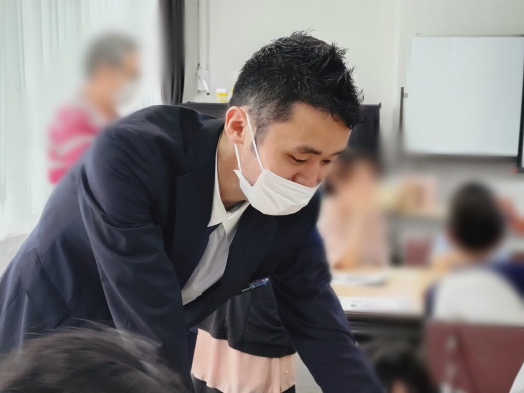 指導するサカス編集長