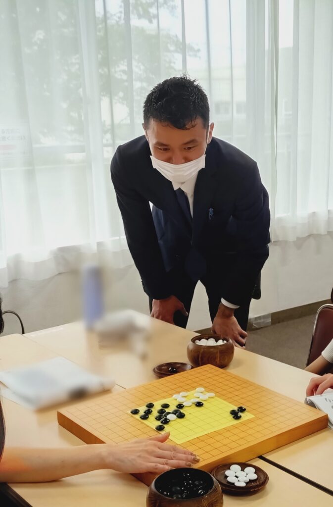対局を見守るサカス編集長