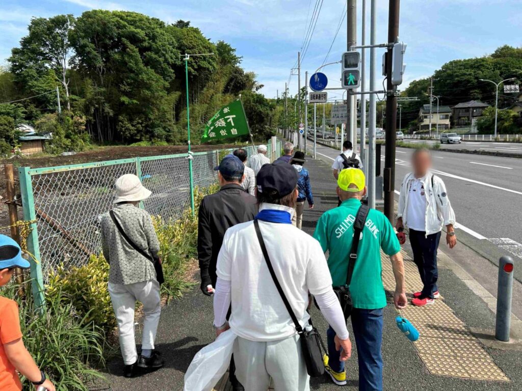 旗を目印に参加者を先導する自治会員様の様子