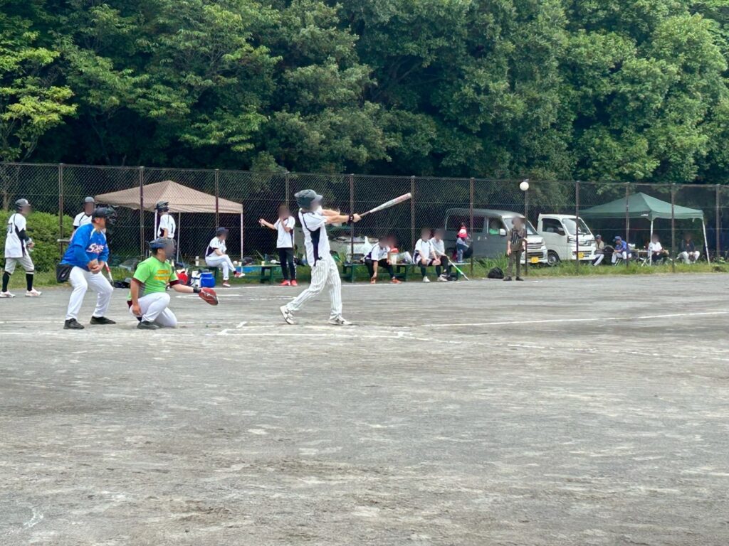 試合の様子。ヒットを打つバッター。