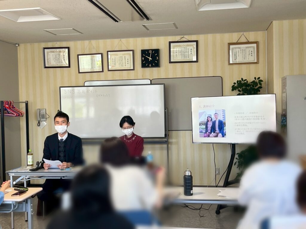 講座の様子。講師の自己紹介中。