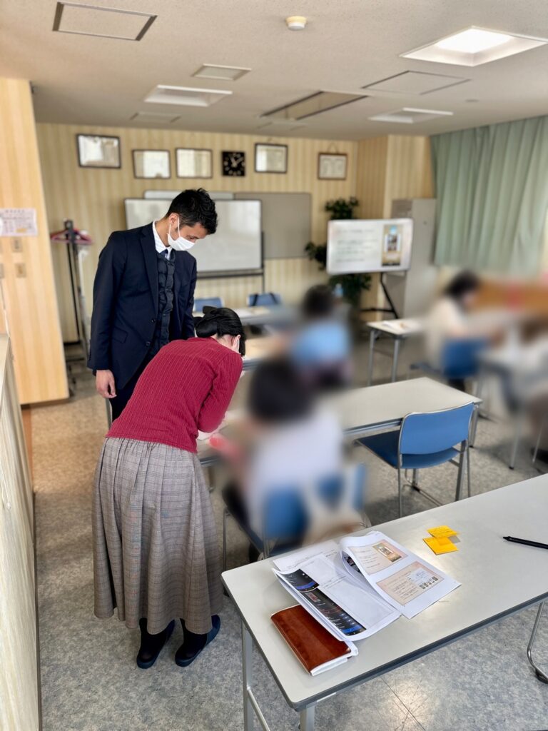 受講者にインスタグラムの操作を教えるなつみ編集長と見守るさかす編集長