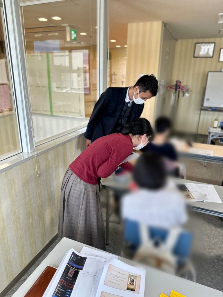 受講者にインスタグラムの操作を教えるなつみ編集長と見守るさかす編集長