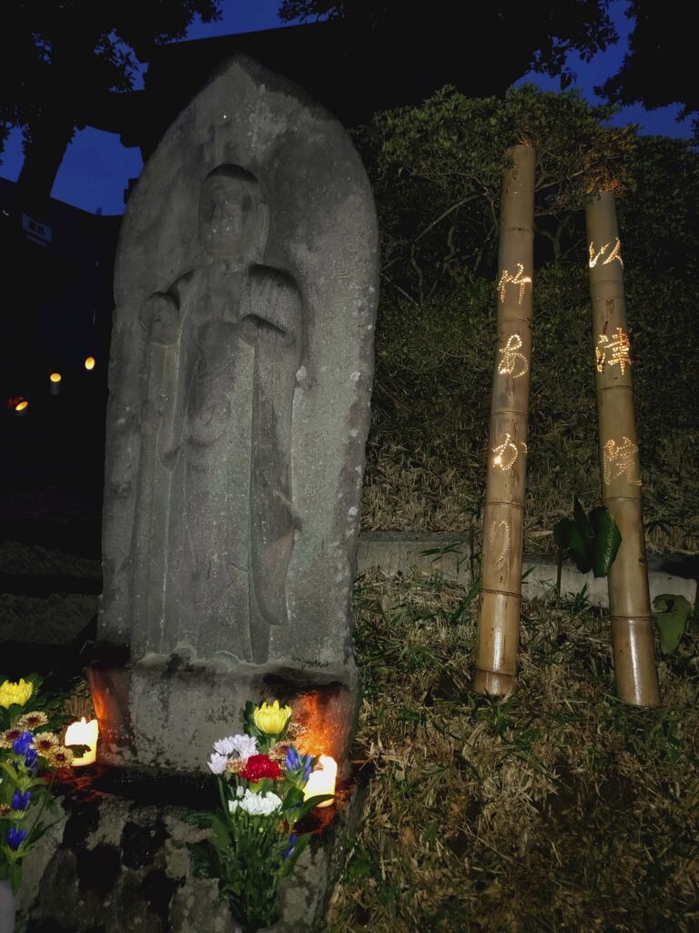 入口の観音様と竹灯籠（以津院　竹あかりと表記）