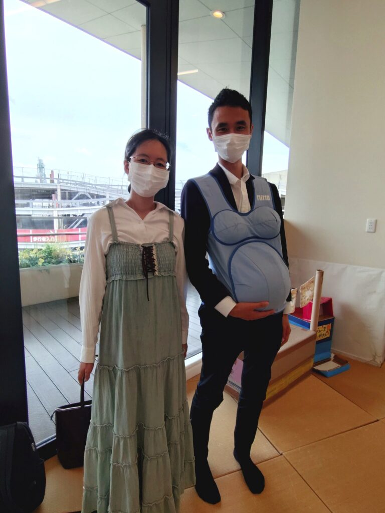 妊婦体験ジャケットを着用して記念撮影