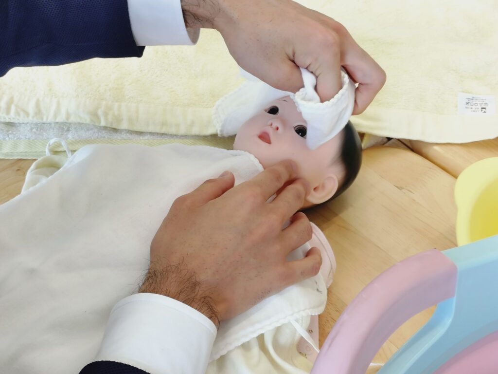 人形の目を拭く練習