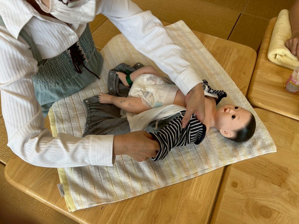 人形の服を脱がせる練習中