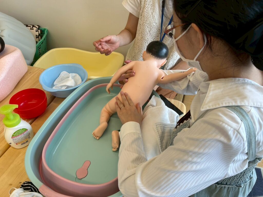 人形の背中側を洗う練習
