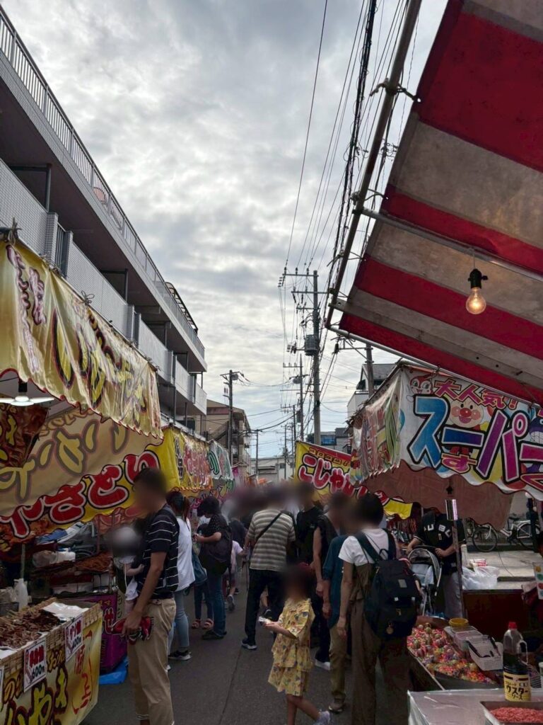大勢の人で賑わう屋台