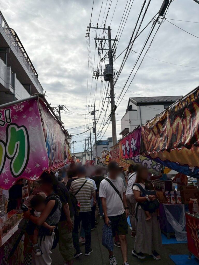 大勢の人で賑わう屋台