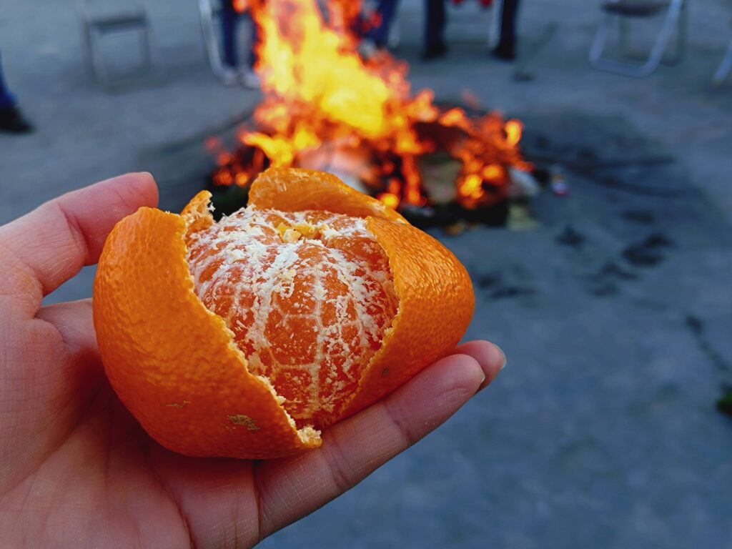 どんど焼き参加者にみかんが振舞われました