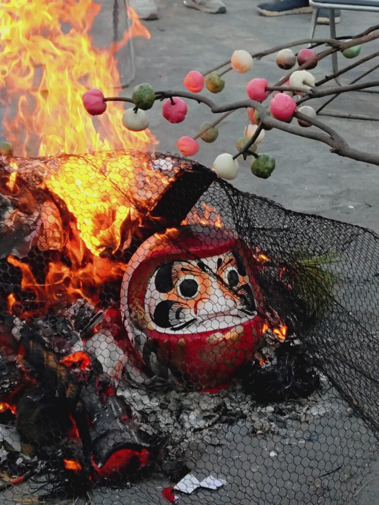 どんど焼きの火・だるま・団子の風景