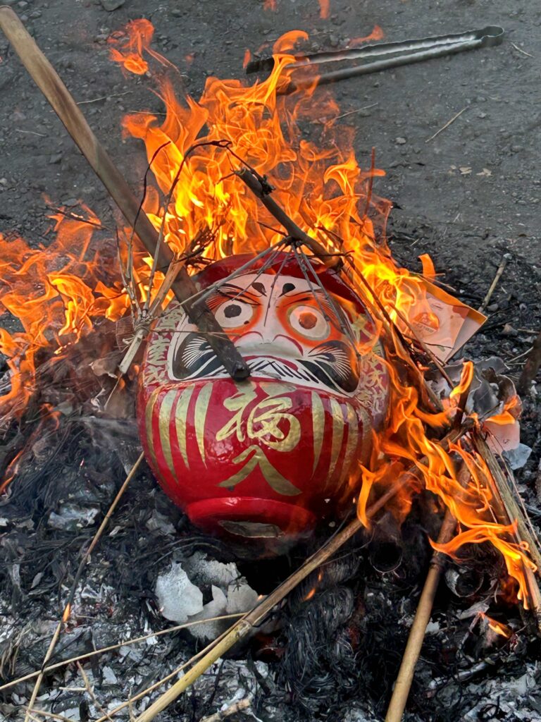 滝ヶ谷戸自治会どんど焼きでお焚き上げされるダルマ