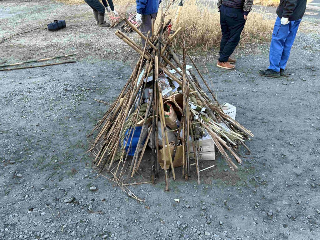 どんど焼きの準備中。燃やすものを三角山の形に積み上げる。