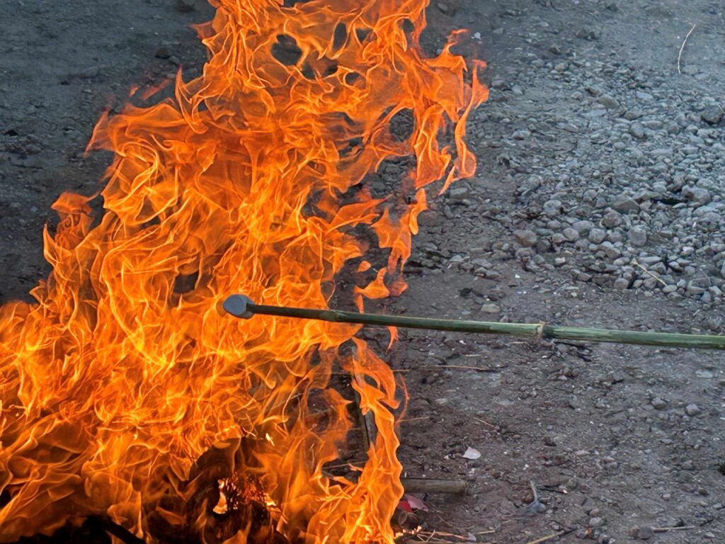 炎にくべられるマシュマロ