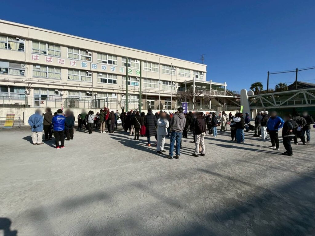 都田小学校で行われた地域防災拠点訓練の様子(校庭に集合する参加者)