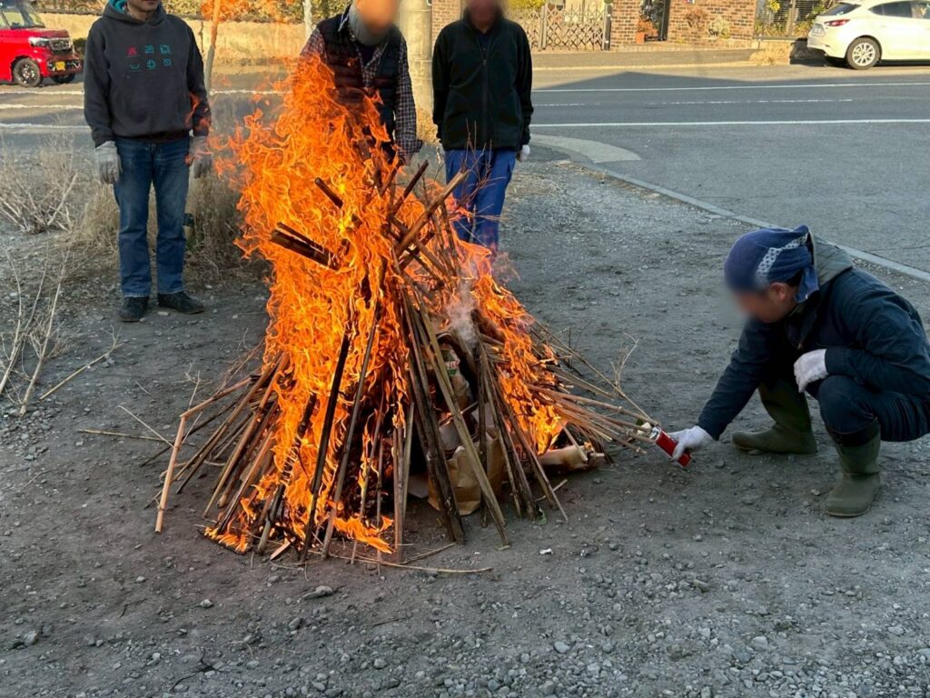 勢いよく燃え上がる焚き火