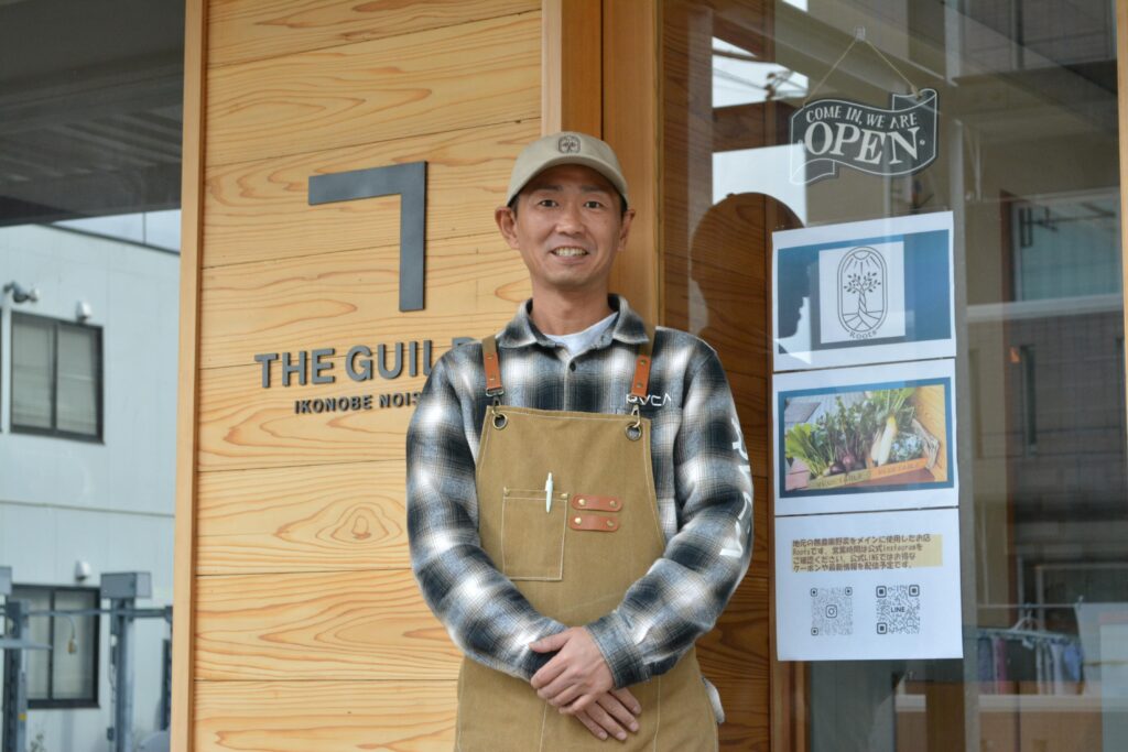 店主の田島悠史さん(店先にて撮影)