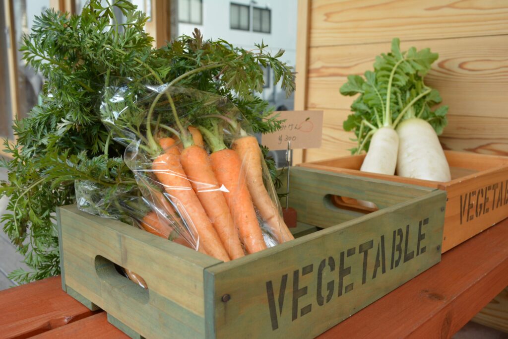 朝採れ野菜の店頭販売(にんじん、大根)