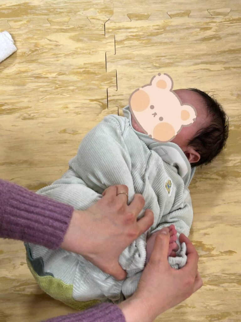 ダンゴムシの姿勢のまま赤ちゃんを左右に振ってコロコロさせる