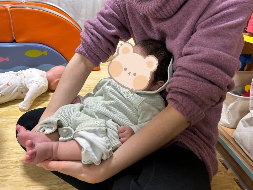 筆者のあぐらの上に座る赤ちゃん