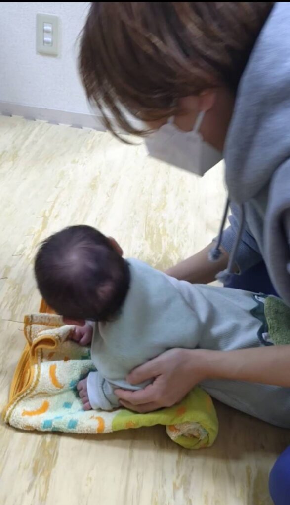 うつ伏せ遊びを実践する加藤先生