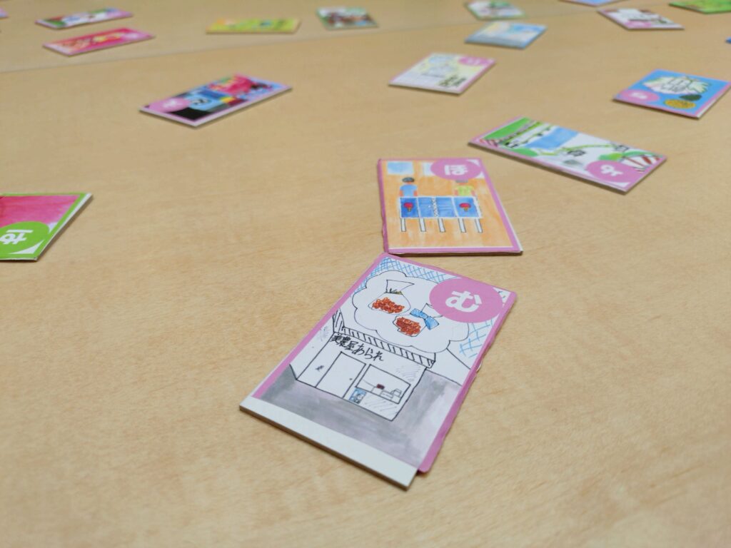 テーブルに広がるカルタ