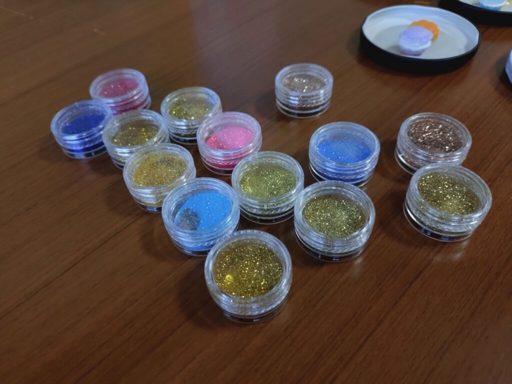 スノードーム　部品の粉