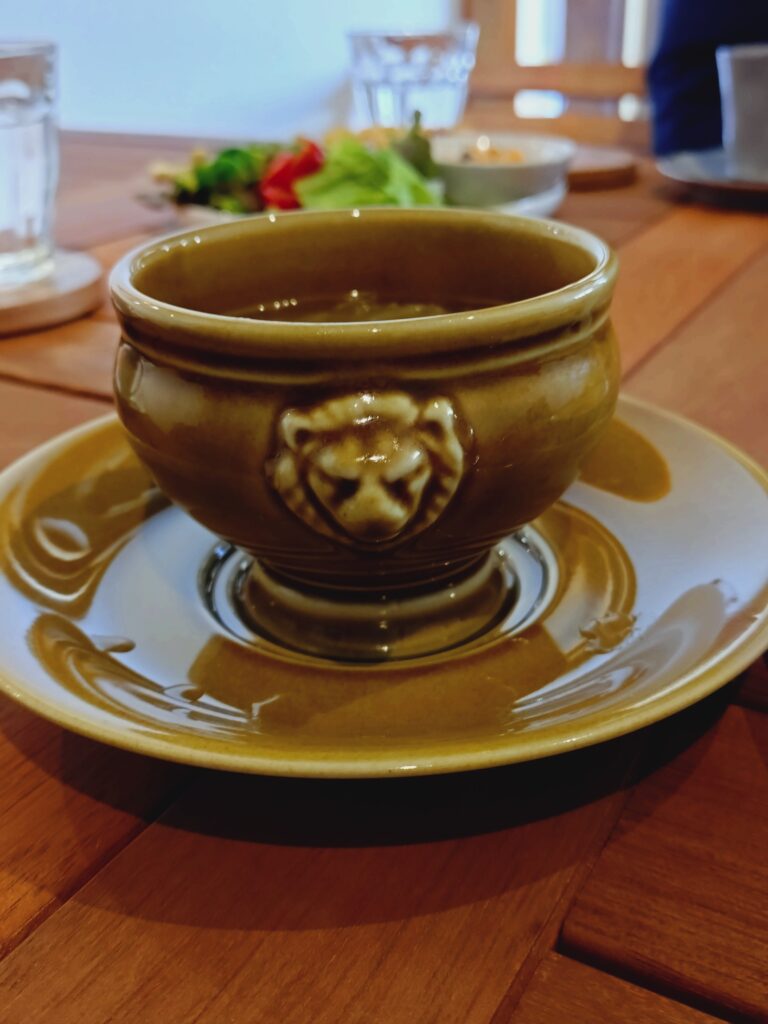 オニオンスープ容器（ライオンの顔の意匠が側面に付いている）