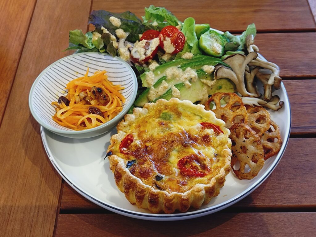 サラダに自家製ドレッシングをかけたランチプレート