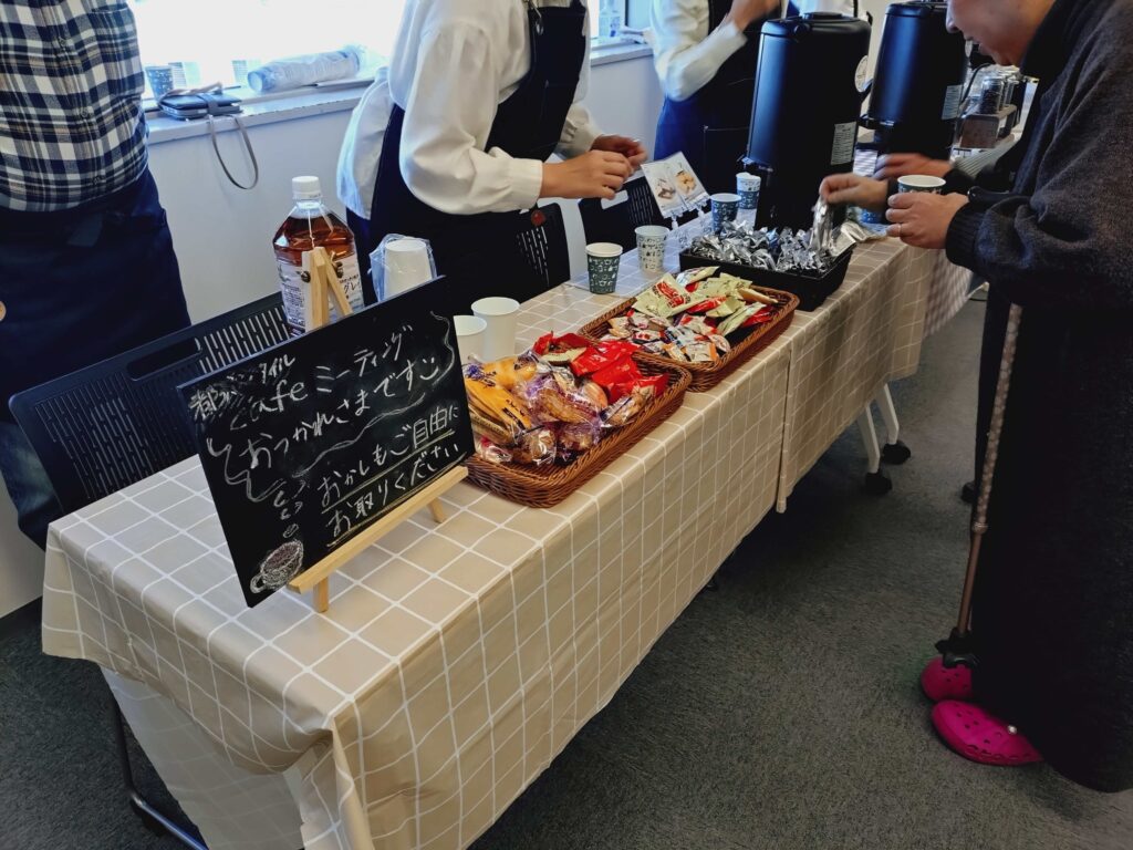 cafeタイムでお菓子を配布する様子