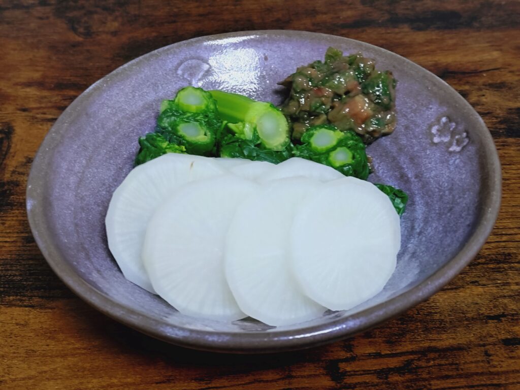 菜の花と大根のおひたし（梅肉と大葉のソース添え）