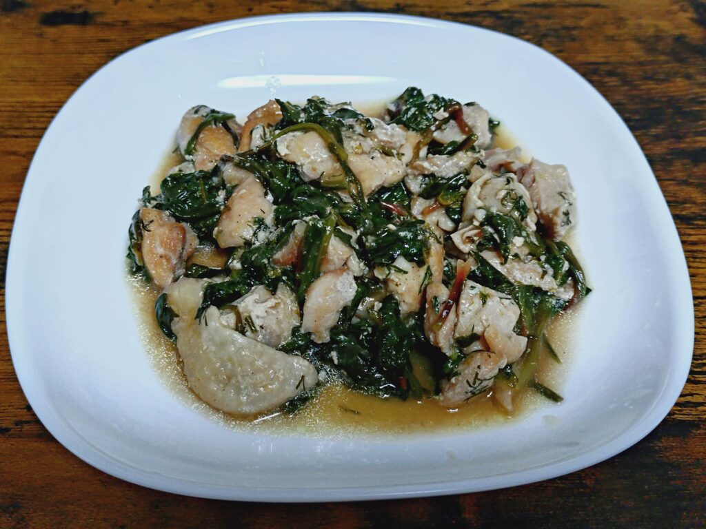 鶏肉・赤茎ホウレンソウ・ディルの炒めもの