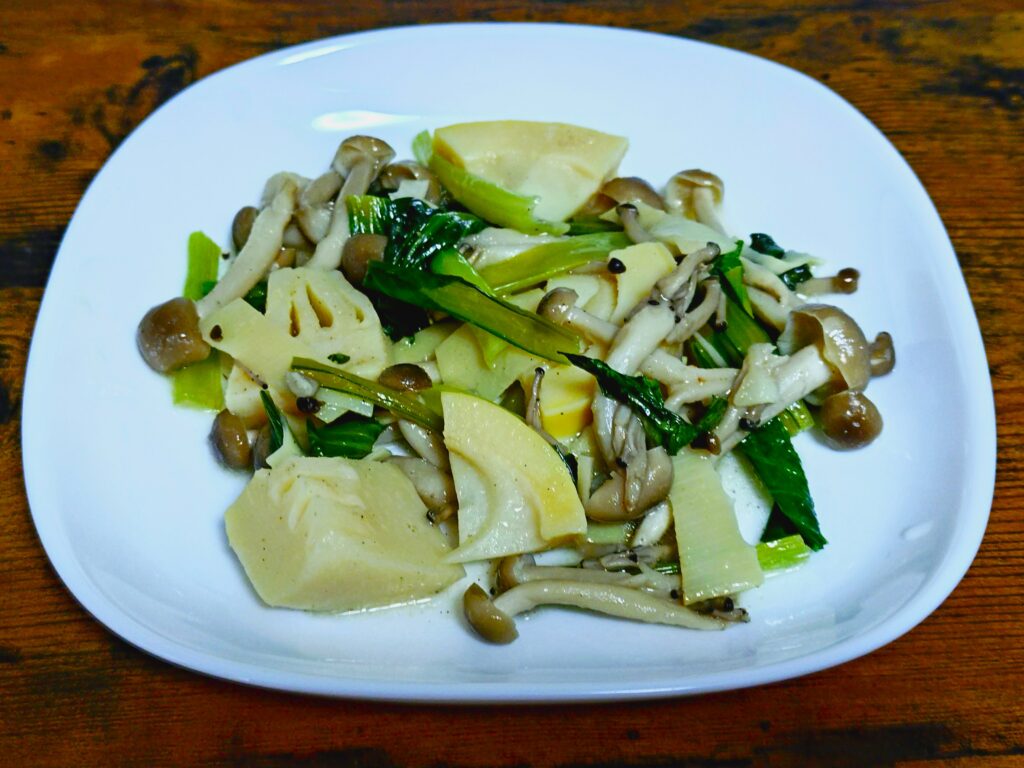 タケノコ、ブナシメジ、小松菜の炒めもの