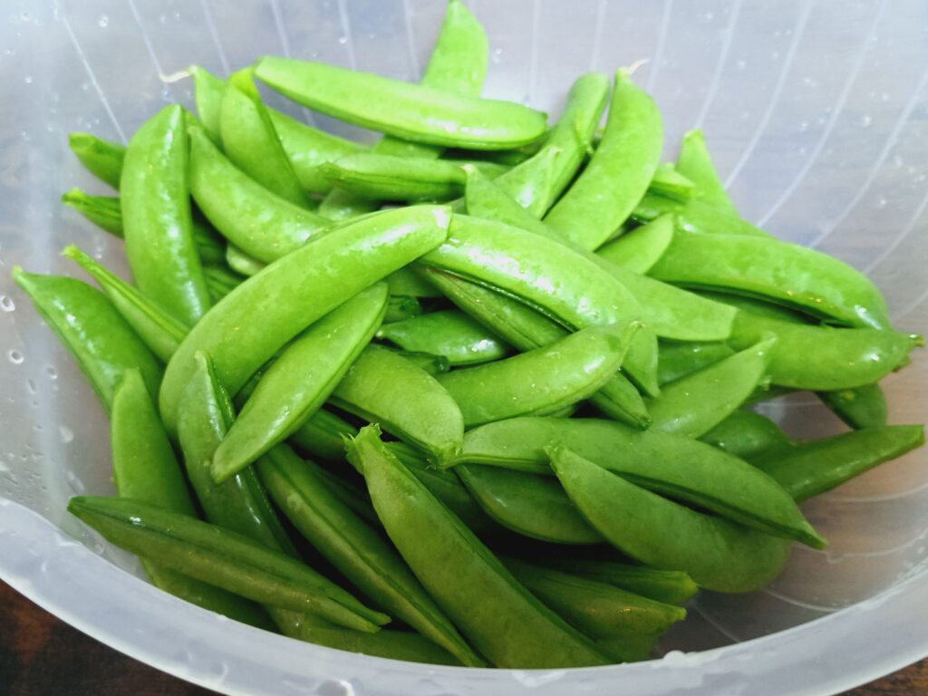 湯がく前に筋を取ったスナップエンドウ