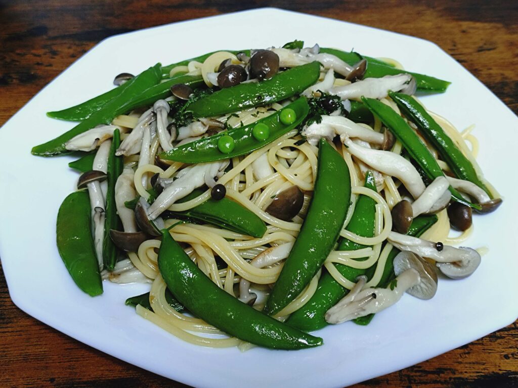 スナップエンドウと間引きニンジン、ぶなしめじの和風パスタ
