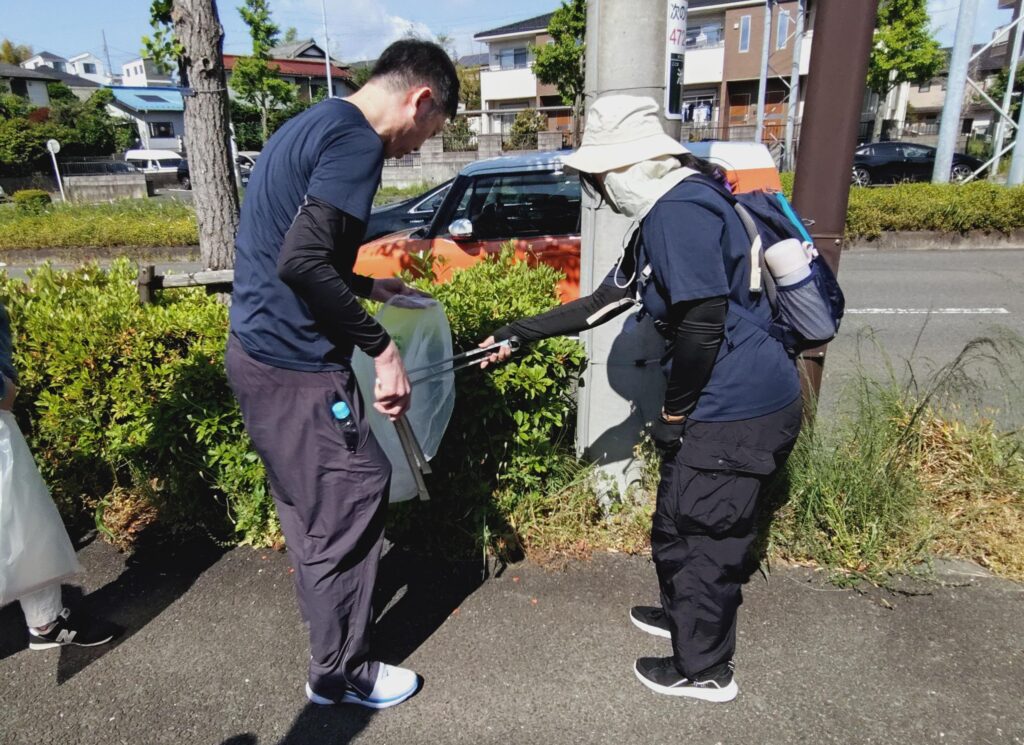ゴミを拾う参加者の様子