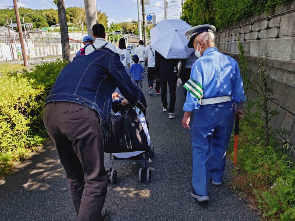 ベビーカーを押しながら参加するさかす編集長