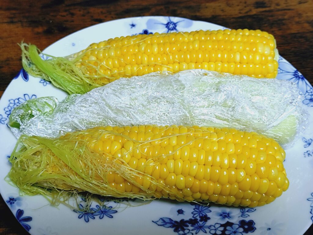 3種類の調理法で湯がいたトウモロコシ