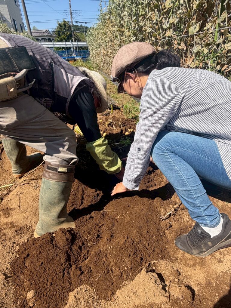 日出山さんに収穫方法を教わる筆者