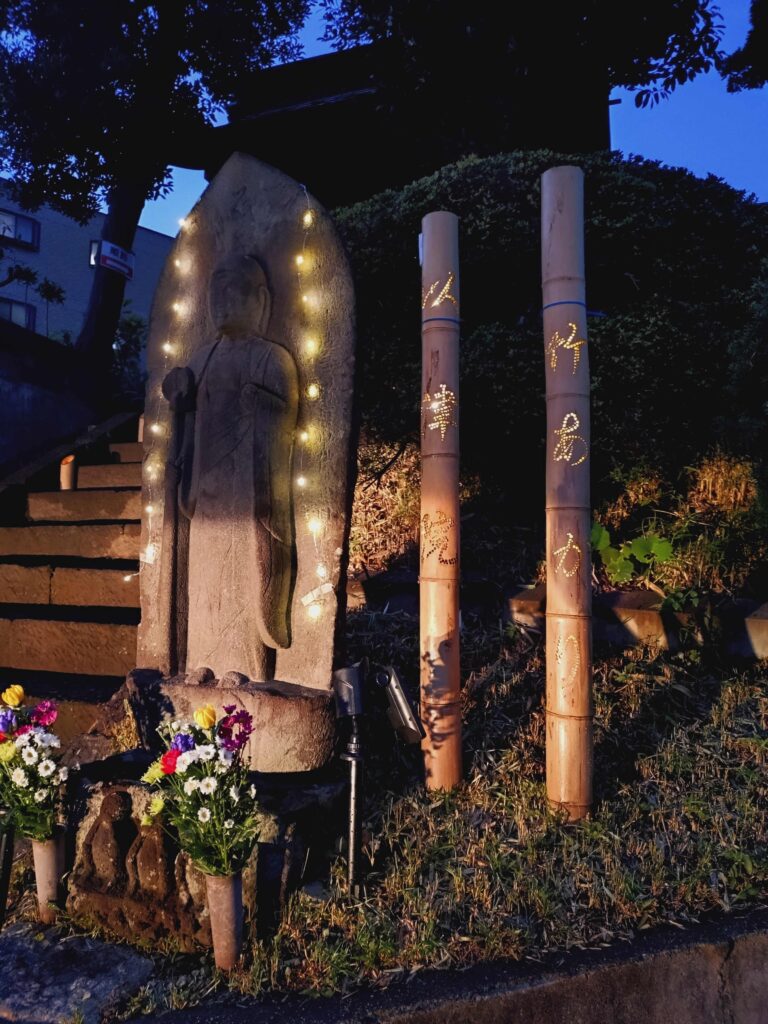 以津院の地蔵菩薩像と竹あかり
