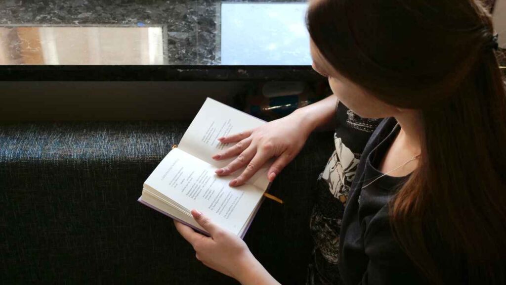 読書している女性の写真